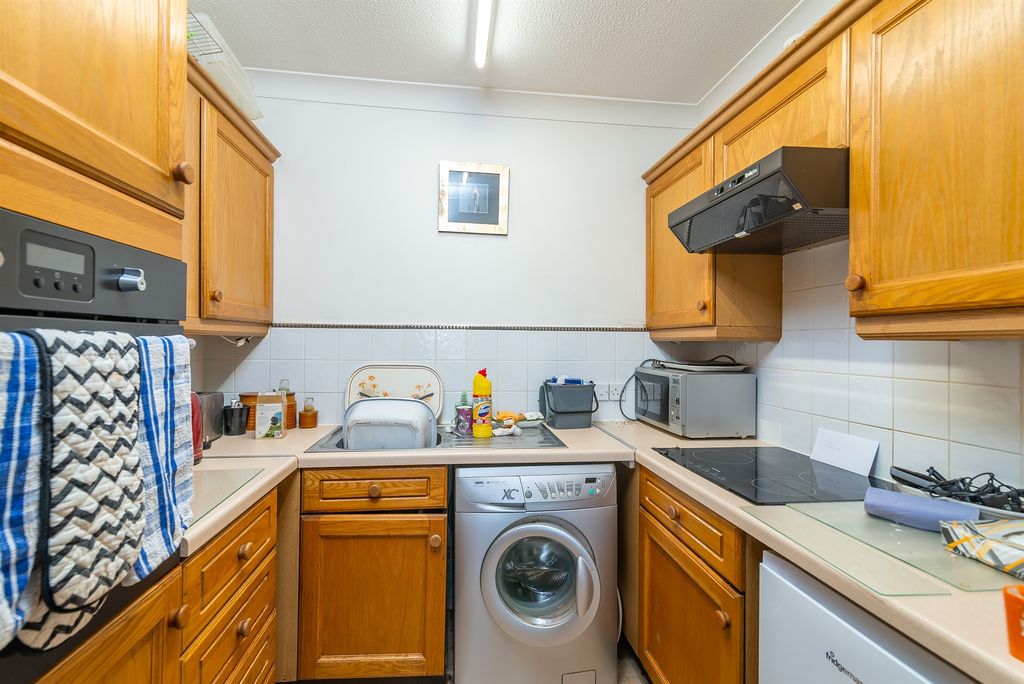 Property photo 3 of 9 Kitchen