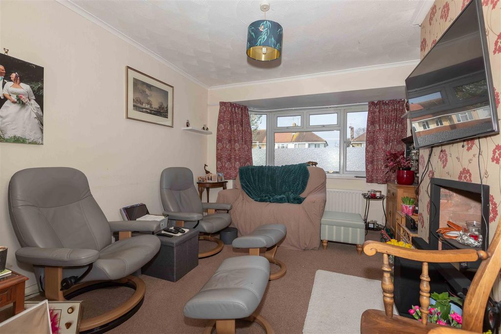 Property photo 3 of 16 Ardingly Drive_6.Jpg