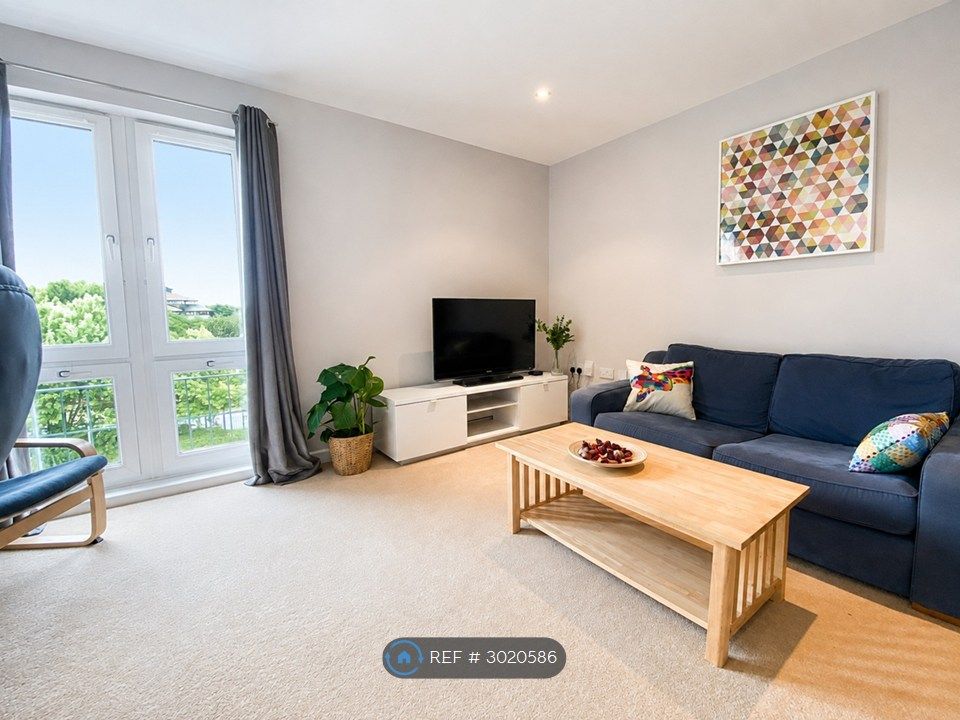 Property photo 1 of 8 Bright Top-Floor Lounge With Juliet Balcony