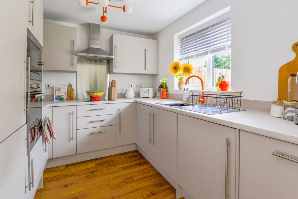 Property photo 3 of 25 Dining Kitchen