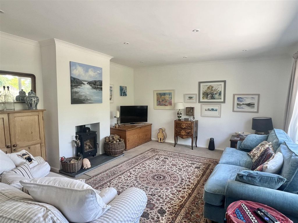 Property photo 2 of 26 Lounge: