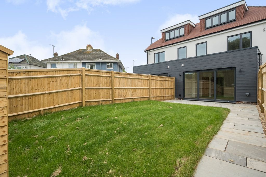 Property photo 2 of 8 Picture No. 21