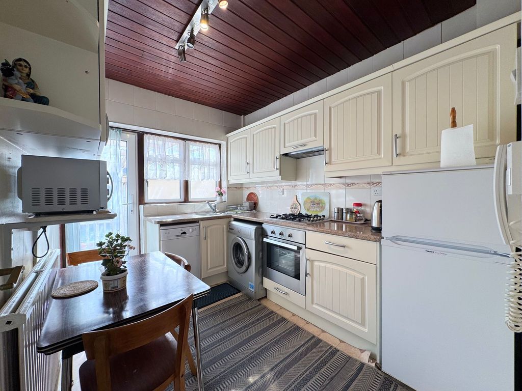 Property photo 3 of 19 Kitchen