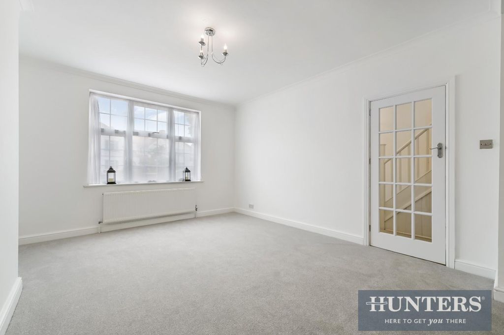 Property photo 3 of 16 Chatsworth Crescent, -7.Jpg