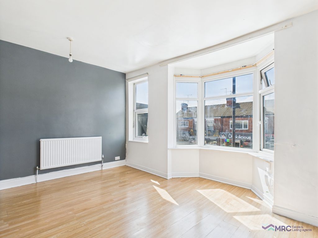 Property photo 1 of 8 Two Bed 3-Storey Apartment To Rent
