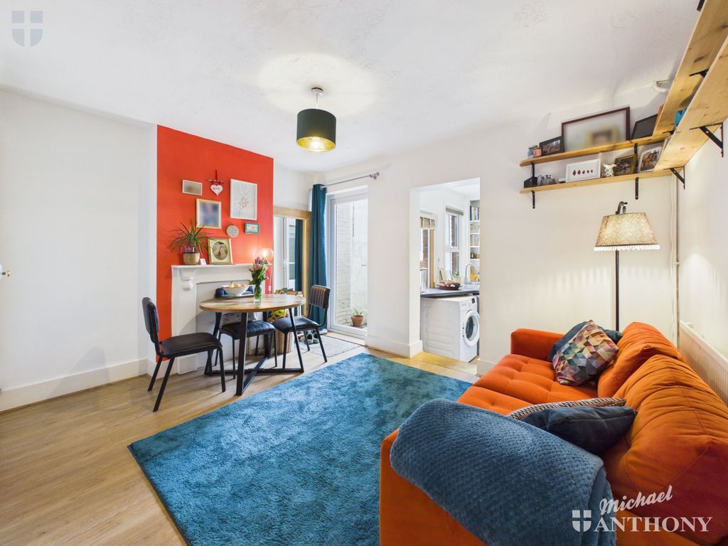 Property photo 3 of 10 Cam03852G0-Pr0614-Still003