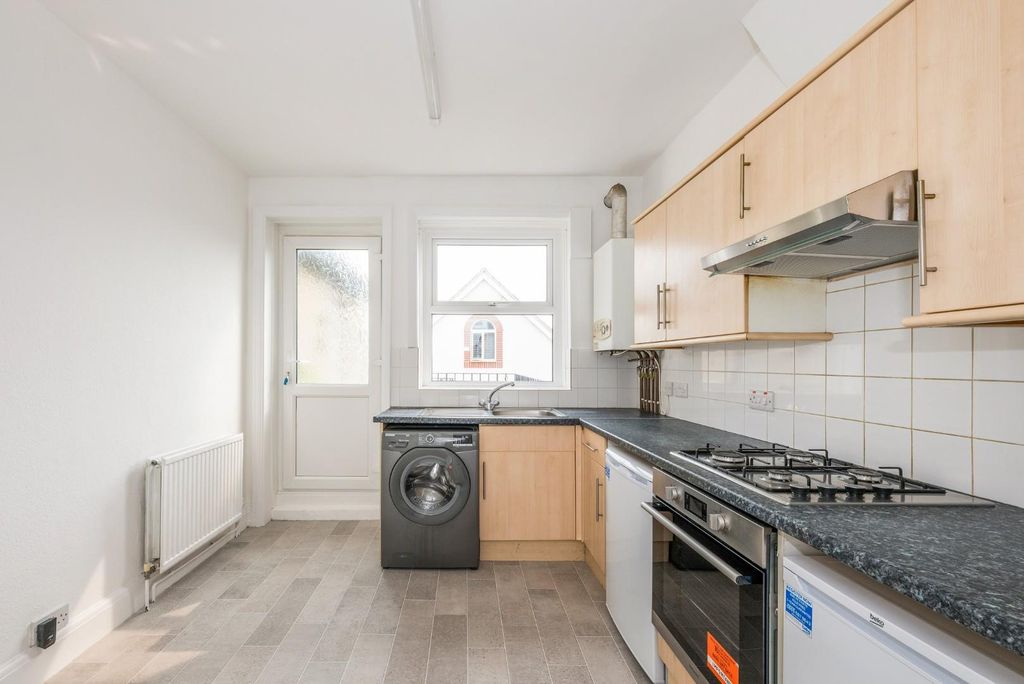 Property photo 2 of 10 3 West Court, 230 Portland Road -2.Jpg