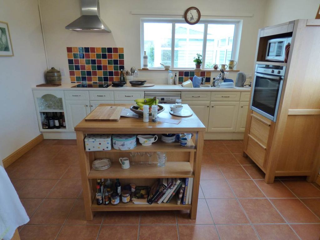 Property photo 2 of 12 Kitchen