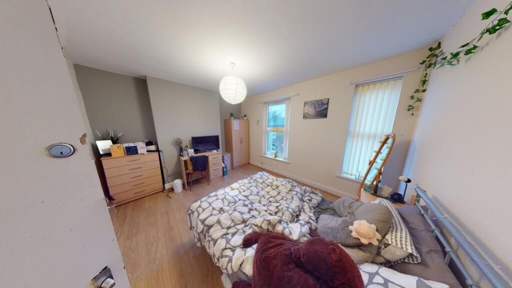 Property photo 1 of 7 A Spacious, Well-Lit Master Bedroom Featuring A Co...