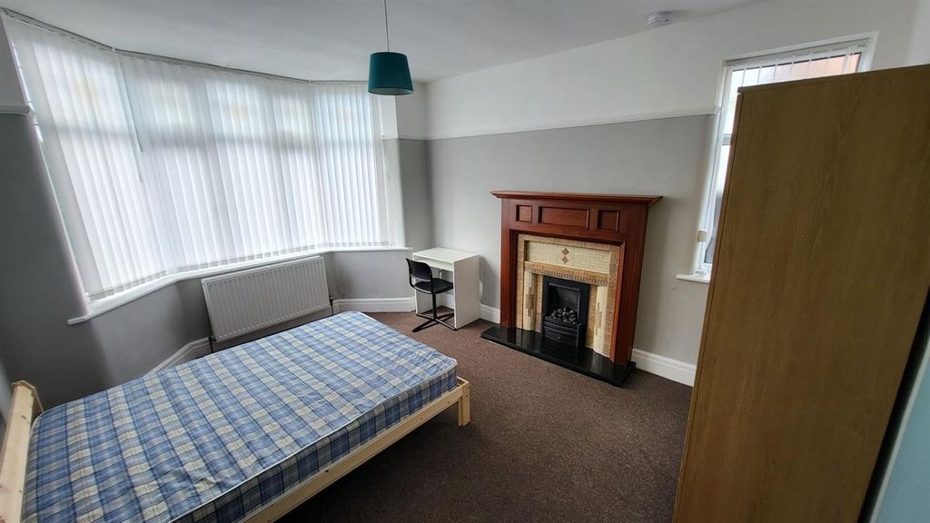 Property photo 1 of 15 Bright, Well-Presented Double Bedroom With Large B...
