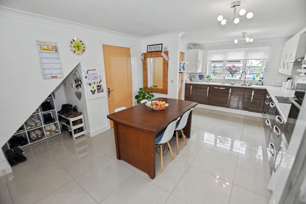 Property photo 2 of 25