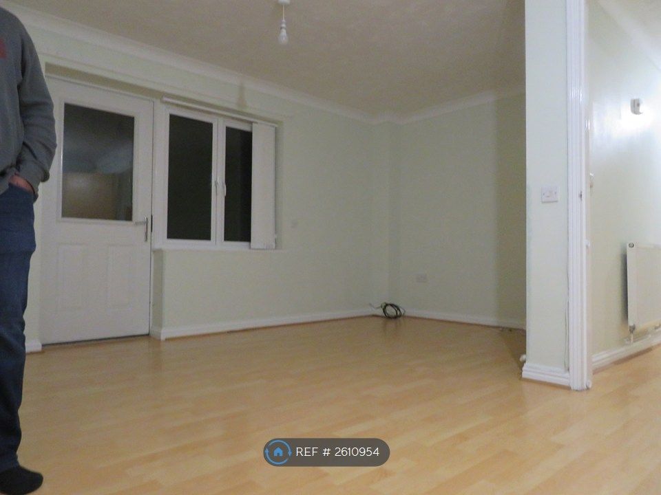 Property photo 3 of 11 Living Room