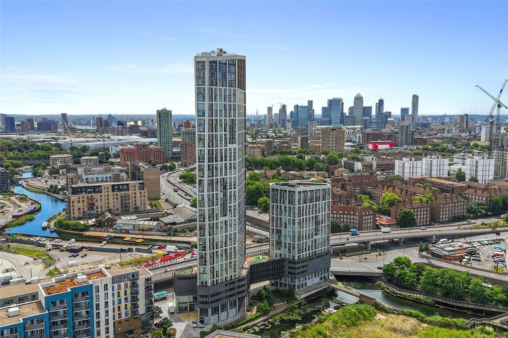 Property photo 3 of 13 Sky View Tower, E15
