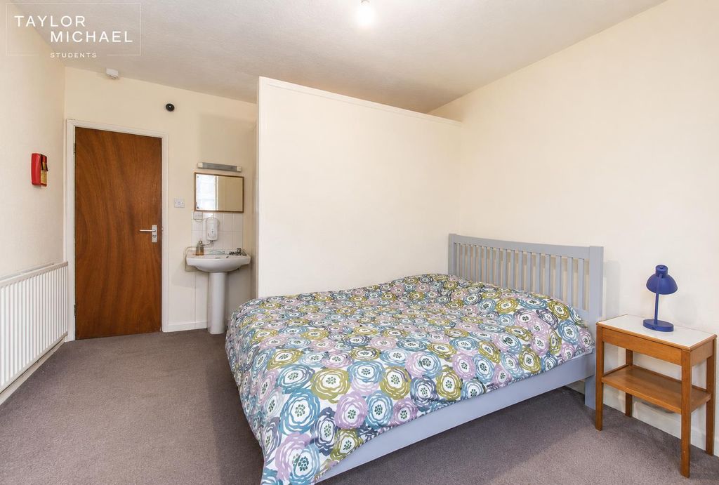 Property photo 1 of 8 Room