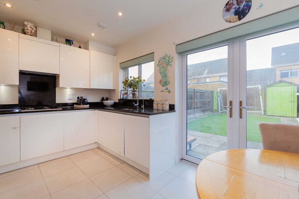 Property photo 3 of 18 6 Wallingford Way-8