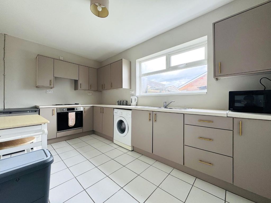 Property photo 3 of 15 Kitchen