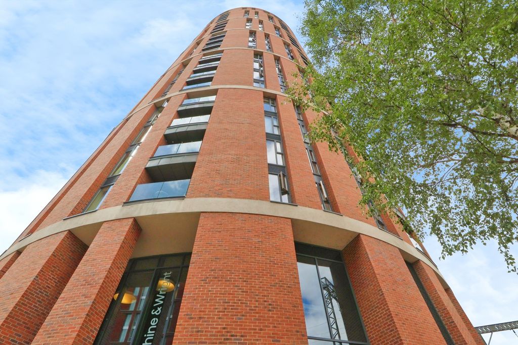 Property photo 3 of 17 Building