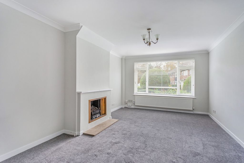 Property photo 3 of 12 17 Bromet Close, ...