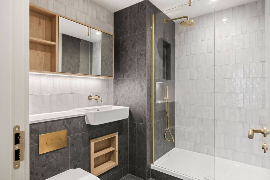 Property photo 3 of 34