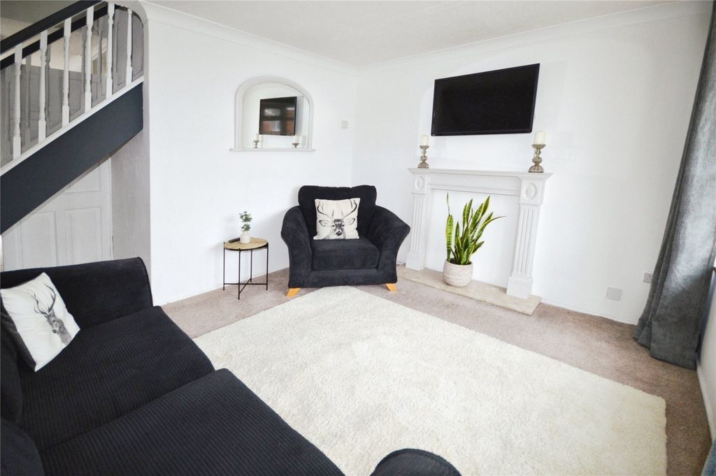 Property photo 2 of 17 Living Space