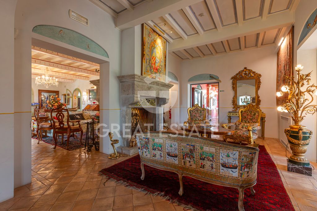 Property photo 2 of 90 Interiors