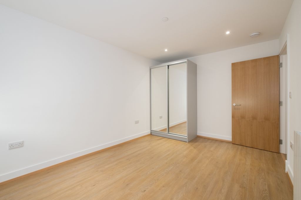 Property photo 2 of 8 95-Whyteleafe-Hou...