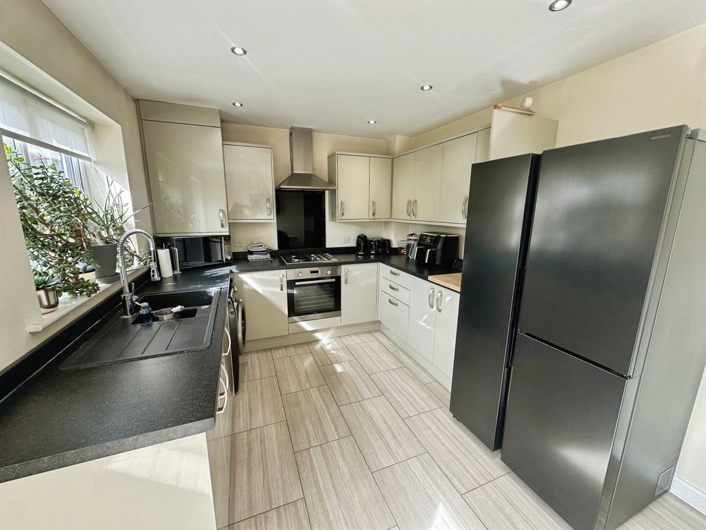 Property photo 3 of 17 Kitchen/Diner