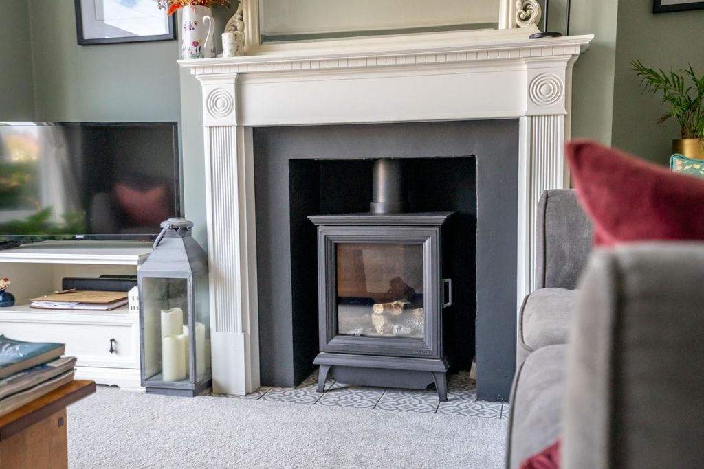 Property photo 3 of 22 Moorgarth Ave (12 Of 28).Jpg