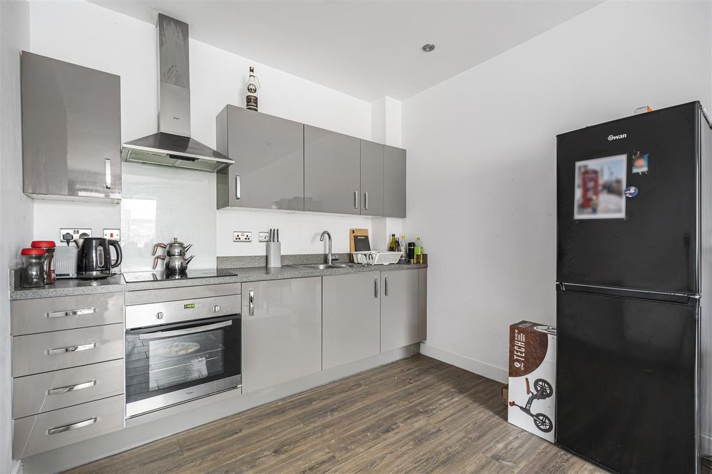 Property photo 3 of 10 Kitchen