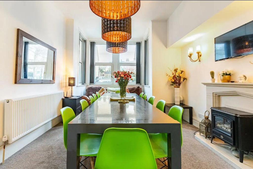 Property photo 2 of 28 Diner.Png