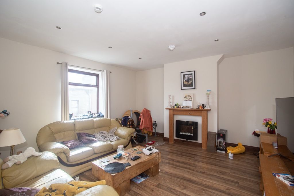 Property photo 2 of 33