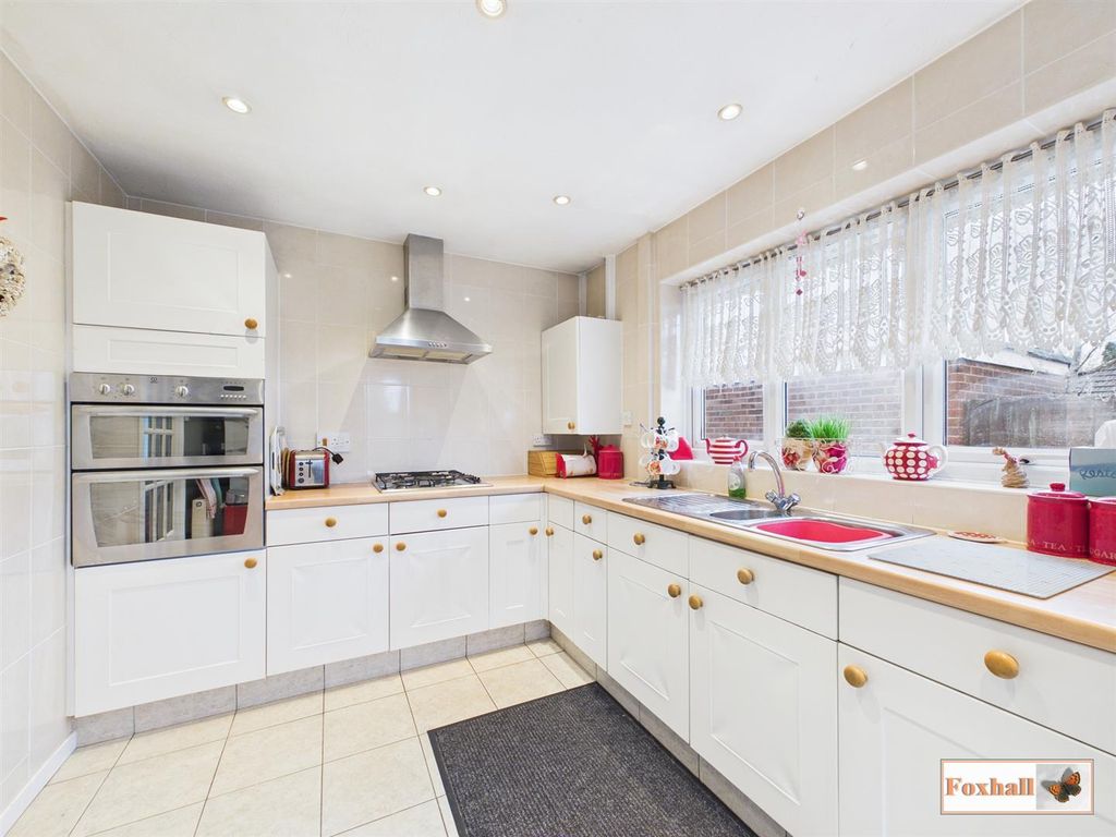 Property photo 3 of 18 Kitchen