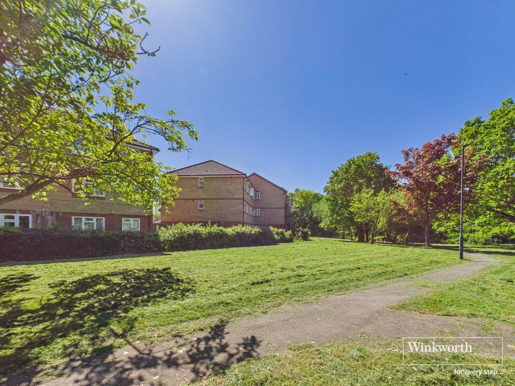 Property photo 1 of 6 Communal Gardens