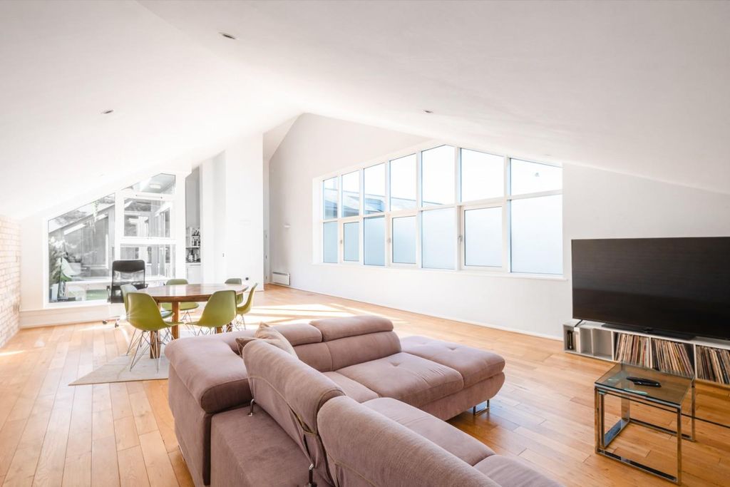 Property photo 2 of 22