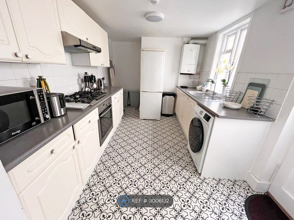 Property photo 3 of 11 Fully Equipped And Fitted Kitchen
