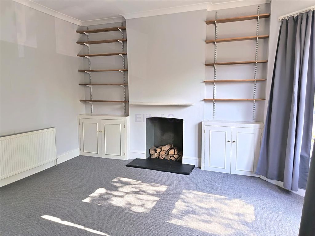 Property photo 3 of 13 Lounge