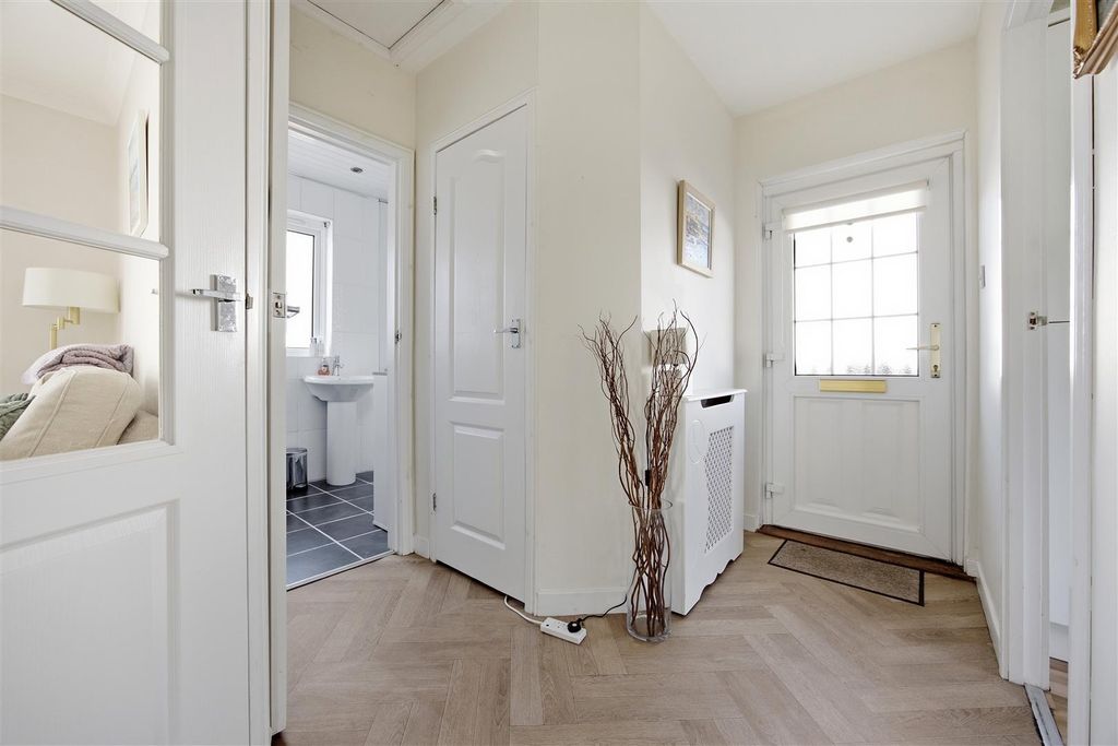 Property photo 3 of 16 06-3_Millersneuk_Ave_Lenzie_006.Jpg