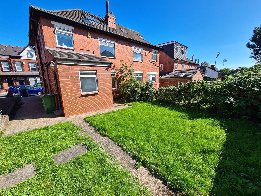 Property photo 2 of 7 Bright And Well-Maintained Garden Space With Lush ...