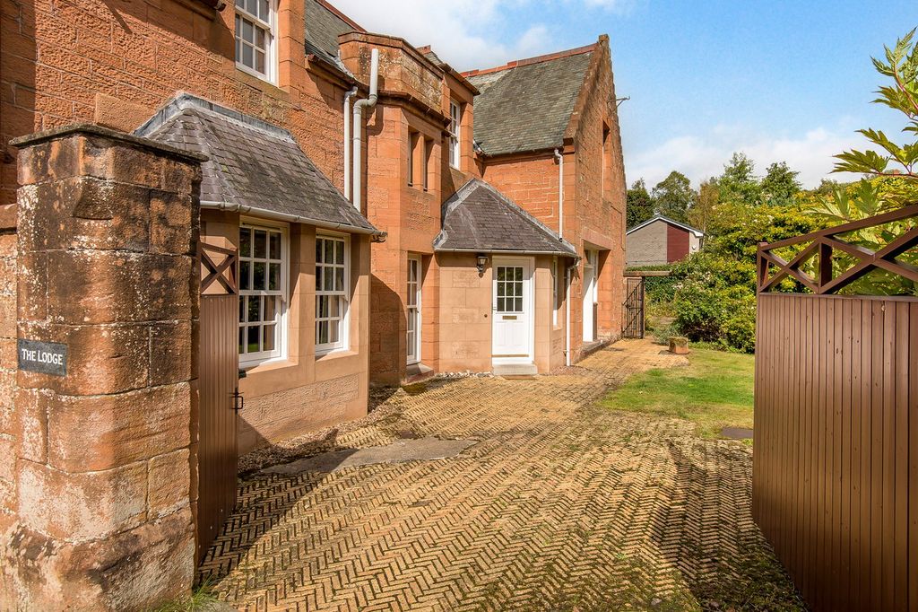 Property photo 2 of 28