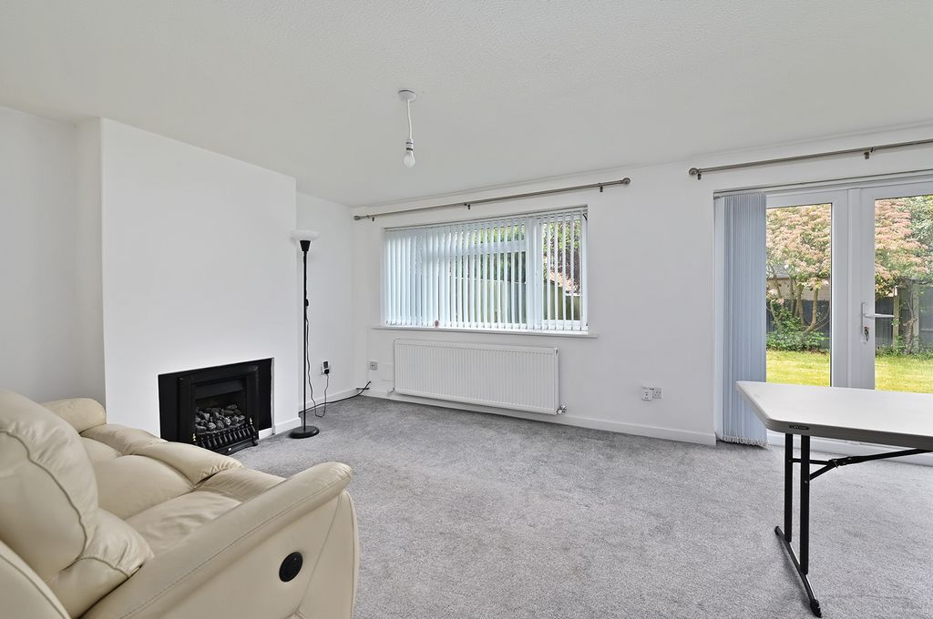 Property photo 2 of 13 6 Romsey Close (8)