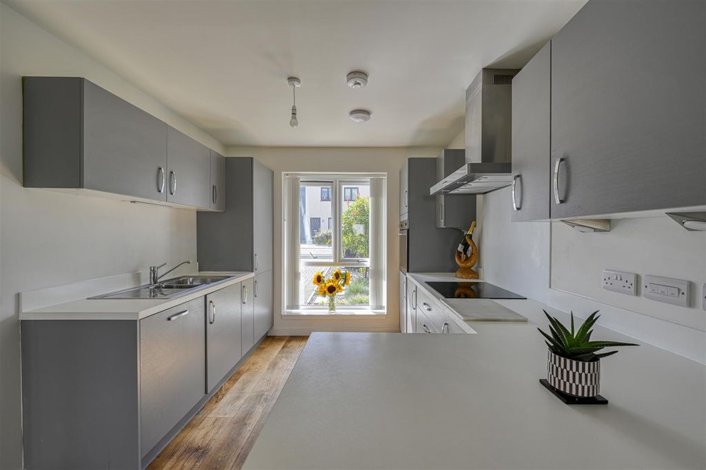 Property photo 3 of 18 Kitchen