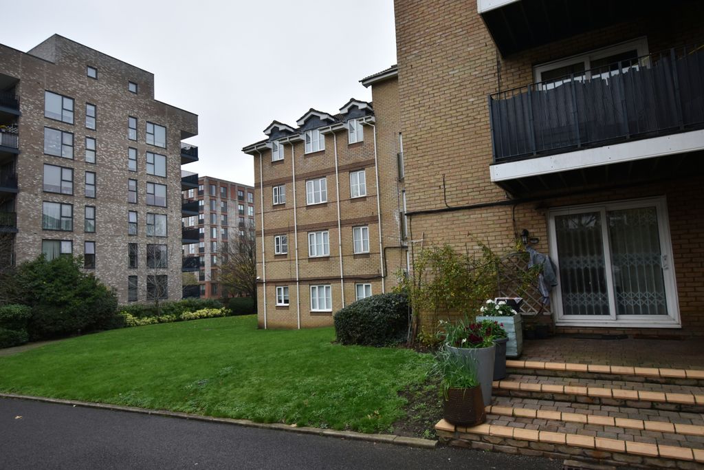 Property photo 1 of 5 2-Bedroom Flat To Rent