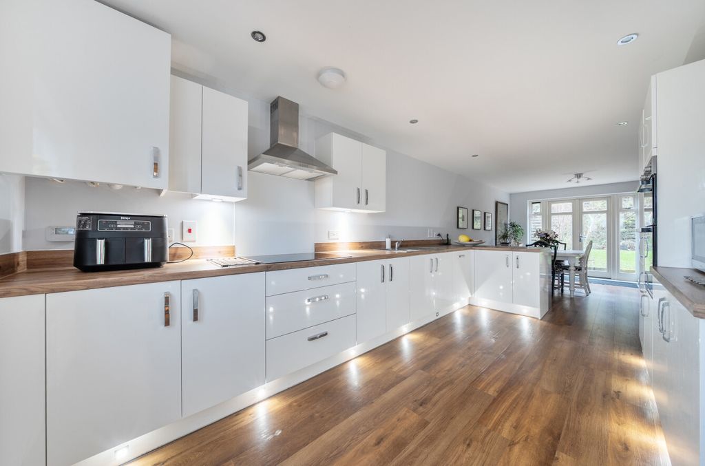 Property photo 3 of 19 1400683-3-696Fac4...