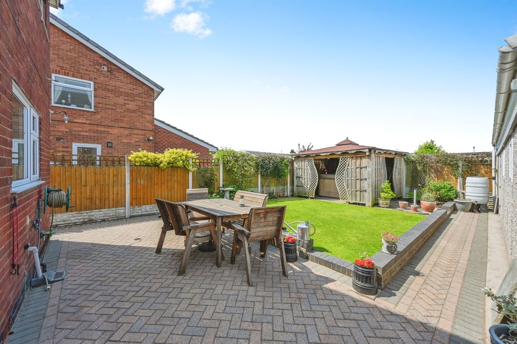 Property photo 2 of 17 Gardens: