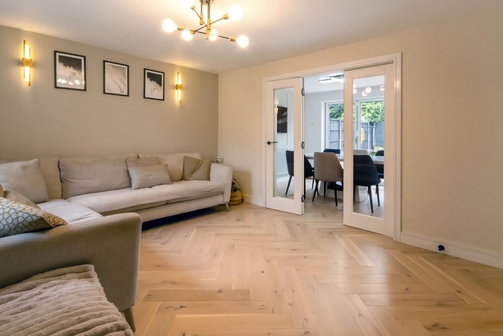 Property photo 2 of 18 Lounge1