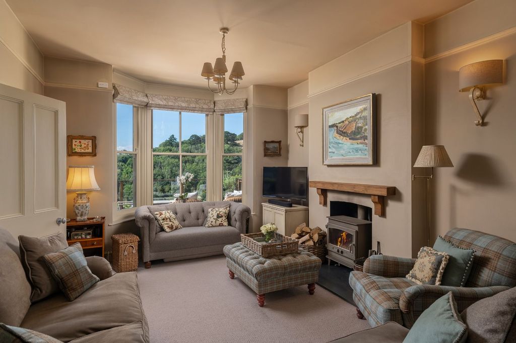 Property photo 2 of 19 Belmont, Kingswear, Living Room