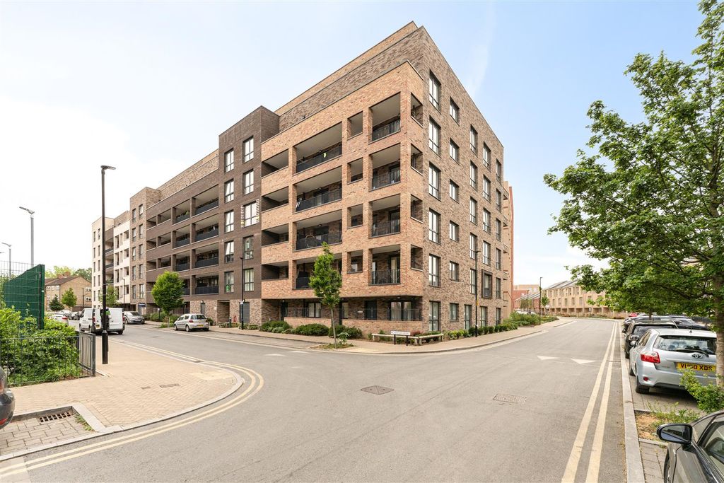 Property photo 1 of 33 Clarkson Crescent, E17
