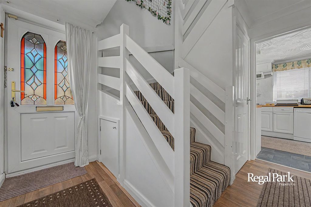 Property photo 3 of 34 Entrance Hall