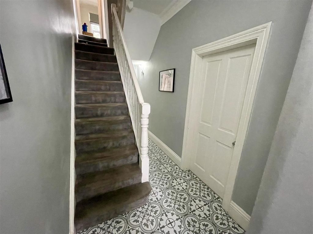 Property photo 2 of 8 Entrance Hall