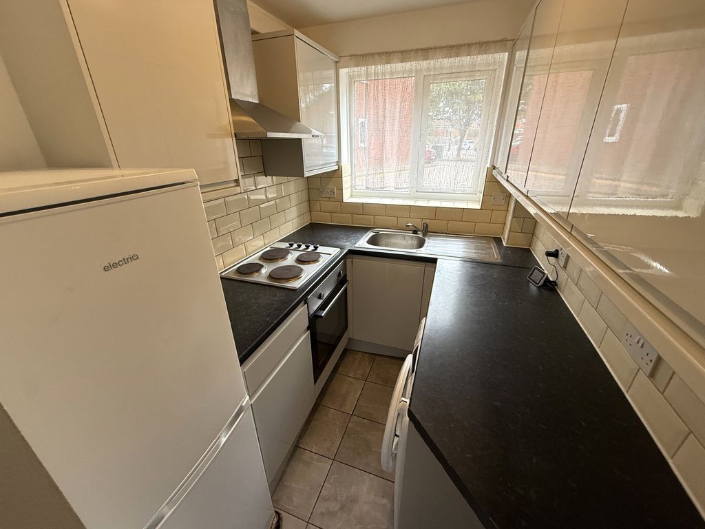 Property photo 3 of 5 Fitted Kitchen